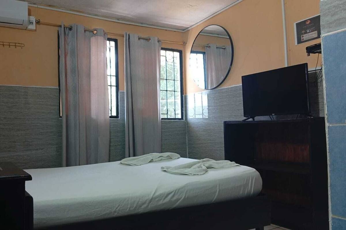 Espacio para trabajar con laptop y wifi gratis 