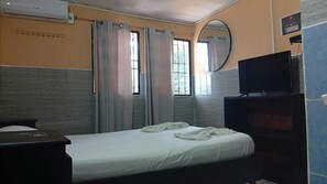 Habitación individual Confort, dormitorio mixto, no fumadores, vistas a la ciudad | Espacio para trabajar con un portátil y wifi gratis