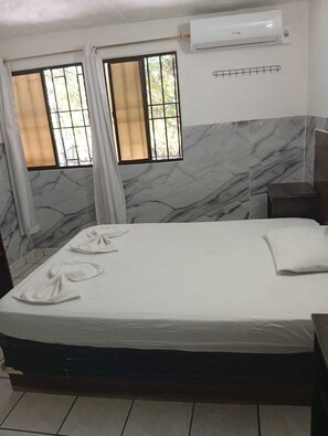 Habitación individual Confort, dormitorio mixto, no fumadores, vistas a la ciudad | Espacio para trabajar con un portátil y wifi gratis