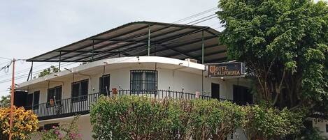 Un edificio de dos pisos con un letrero que dice 'HOTEL CALIFORNIA'.