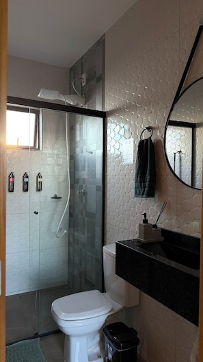 Comfort-loftsværelse | Badeværelse | Bruser, håndklæder, Sæbe, Shampoo