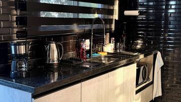 Comfort Loft | Private kitchen | Microwave, oven, stovetop, cookware/dishes/utensils