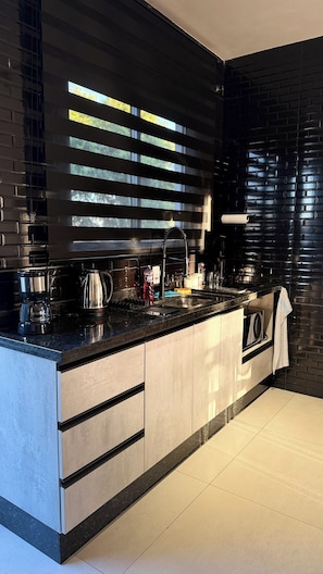 Loft Confort | Cocina privada | Microondas, horno, placa de cocina y utensilios de cocina