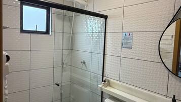 Estúdio superior, ar-condicionado | Banheiro | Chuveiro, toalhas de banho, sabonete, shampoo