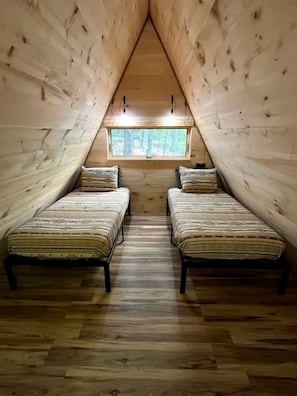 1 bedroom, bed sheets - Scenic Off-Grid A-Frame with Private Fire Pit near White Mountain National Forest, Stoneham, Maine (Stoneham)