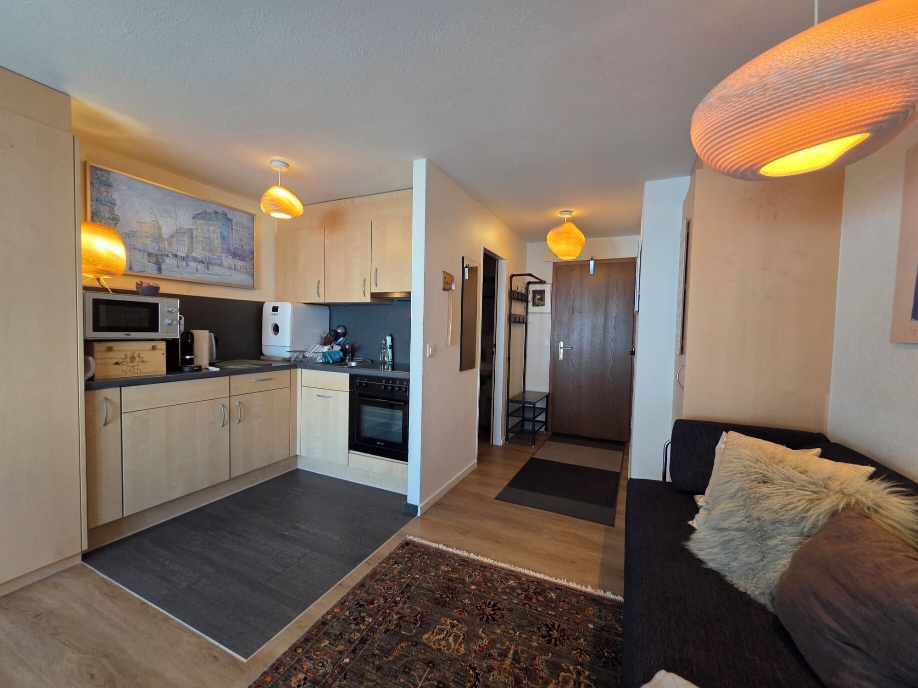 Un appartement moderne comprenant une cuisine, un coin repas et un salon.