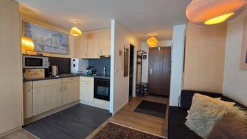 Un appartement moderne comprenant une cuisine, un coin repas et un salon.