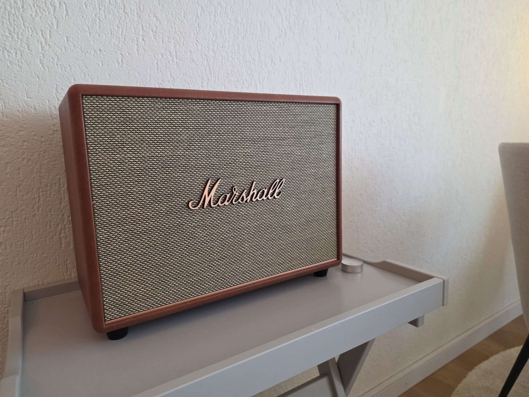 En gammal Marshall-förstärkare står på en vit hylla.
