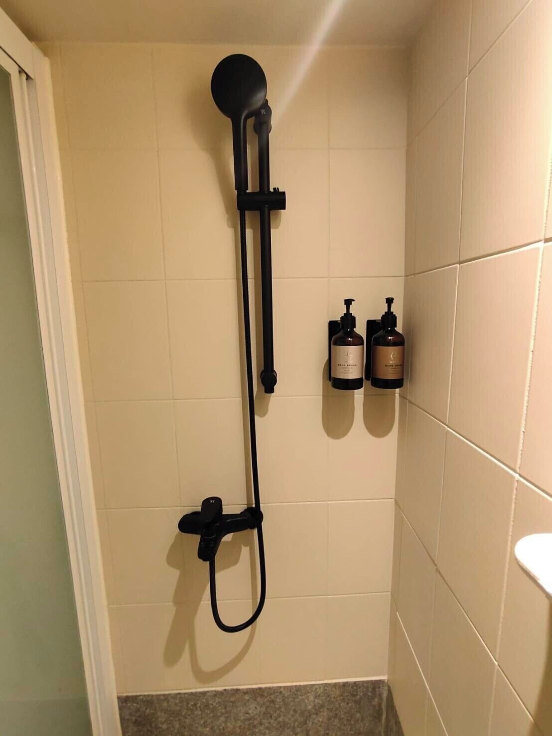 Deluxe Double Room | Bathroom | Shower, hair dryer, towels, shampoo