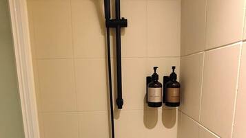 Deluxe Double Room | Bathroom | Shower, hair dryer, towels, shampoo