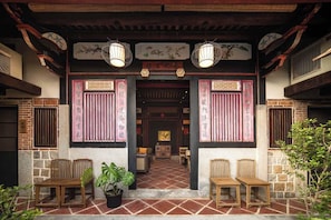 Exterior - Beyond the Hill (Jinsha)