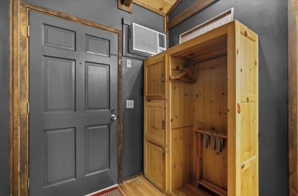 Suite – deluxe, 2 queensize-senger, balkong, fjellutsikt | Innvendig