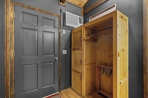 Deluxe Suite, 2 Queen Beds, Balcony, Mountain View | Interior - The Lost Compass (Sautee Nacoochee)