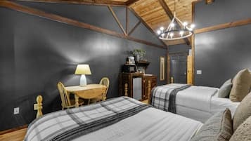 Suite – deluxe, 2 queensize-senger, balkong, fjellutsikt | Strykejern/-brett og wi-fi (inkludert)