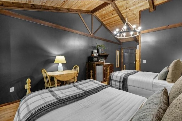 Deluxe-sviitti, 2 keskisuurta parisänkyä, parveke, vuoristonäköala | Silitysrauta/-lauta, ilmainen Wi-Fi