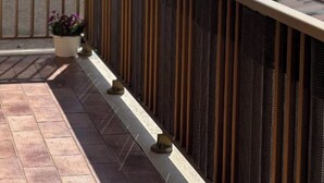 A balcony with a view of the sea, a tiled floor, and a potted plant. - Just a stone's throw from the sea (Torvaianica)