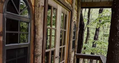 Adventure-Filled Off-Grid Treehouse near White Mountain National Forest, Stoneham, Maine