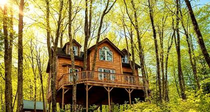 Luxury Treehouse with Soaking Tub near White Mountain National Forest, Stoneham, Maine