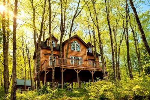 Luxury Treehouse with Soaking Tub near White Mountain National Forest, Stoneham, Maine