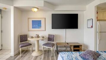 Iron/ironing board, WiFi (free)