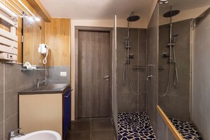 Douche, sèche-cheveux, bidet, serviettes fournies
