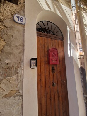 A wooden door with a mailbox and a keypad lock. - Cozy Mini Suite in a quiet neighborhood right in the heart of Palermo's historic center (Palermo)