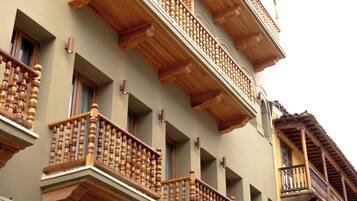 Un edificio de varios pisos con balcones, fachada de piedra y un letrero que indica 'El Balconario'.