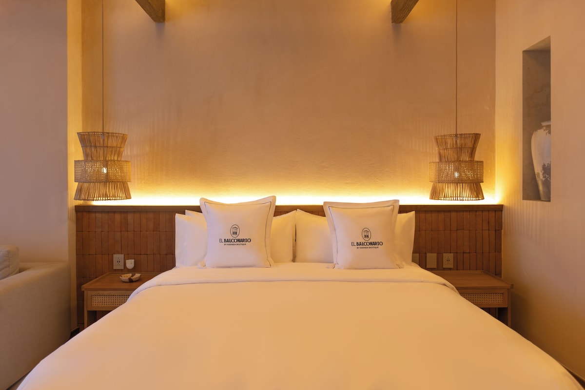 Signature Junior Suite | Untuvapeitot, tallelokero huoneessa, työpöytä