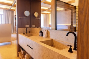 Luxury-Suite | Badezimmer | Dusche, Regendusche, kostenlose Toilettenartikel, Haartrockner