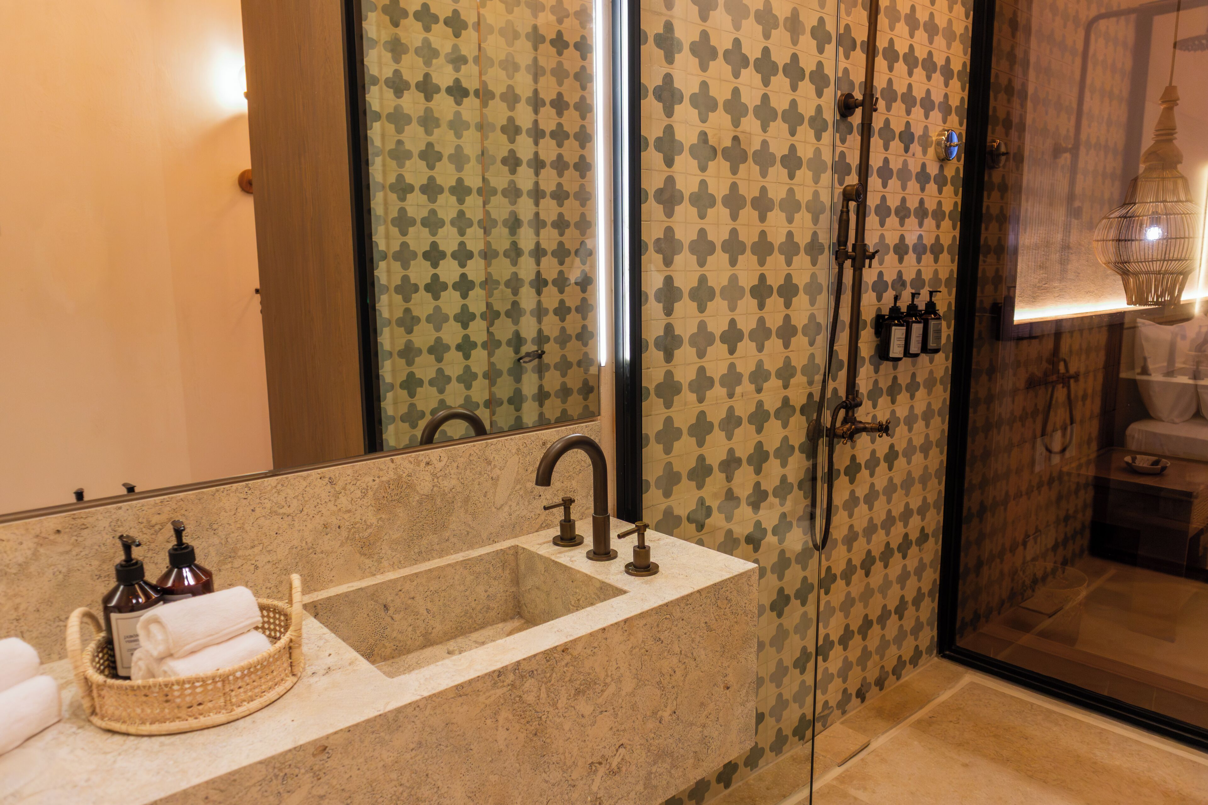 Un bagno con lavandino, specchio e doccia.