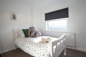 3 bedrooms, iron/ironing board, WiFi (free), bed sheets