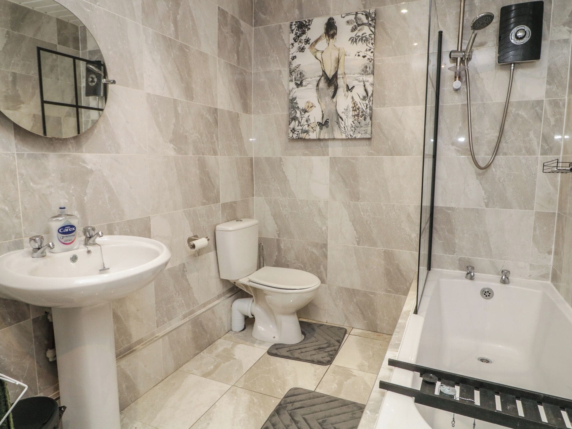 A bathroom with a white sink, toilet, and bathtub.
