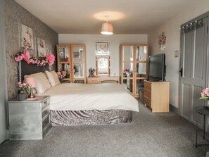 Cottage | Interior - Mourne Mountains View (Belfast)