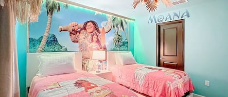 Un dormitorio con dos camas, un mural, una puerta y un ventilador de techo.