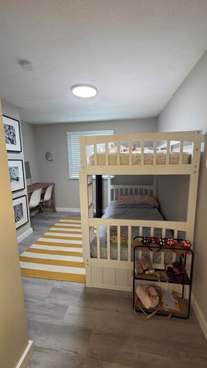 Room - 3-bedroom townhome in terrific Nashville with AC and comfort for family's w kids (Nashville)