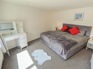 A bedroom with a bed, a desk, a chair, a lamp, and a rug. - Number 3 Old Boston Road (Lincoln)