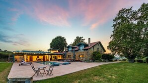 A modern house with a swimming pool, outdoor seating, and a stone facade. - Domaine Marie-Louise: A Getaway in the Basque Country (Orègue)