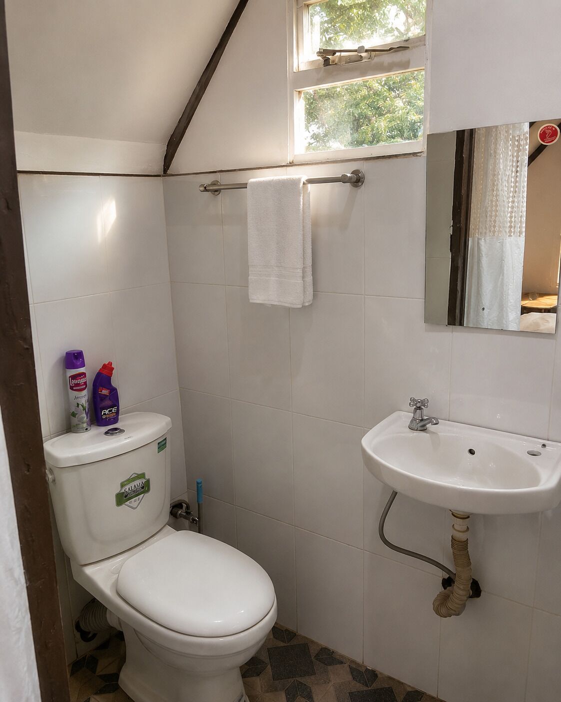 Deluxe Cabin, Balcony, Garden View | Bathroom | Free toiletries, soap, toilet paper