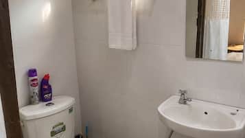 Deluxe Cabin, Balcony, Garden View | Bathroom | Free toiletries, soap, toilet paper