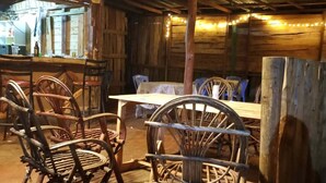 Ein rustikales Interieur mit Holzwänden, einem Tisch und Stühlen.