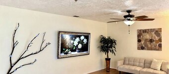 Peaceful Inverness Home Near Downtown,Trails, springs Fast WiFi + Screened Patio