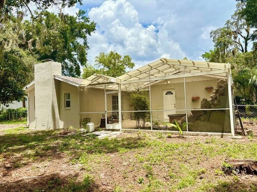 Peaceful Inverness Home Near Downtown,Trails, springs Fast WiFi + Screened Patio