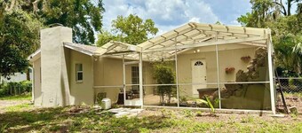 Peaceful Inverness Home Near Downtown,Trails, springs Fast WiFi + Screened Patio