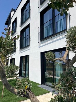 A modern two-story building with large windows and balconies. - Eden Hotel Spille (Rrogozhine)