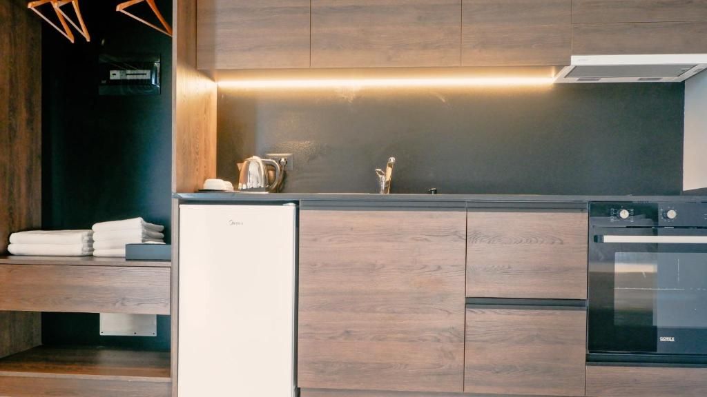 Una cocina moderna con armarios de madera, horno empotrado y refrigerador.