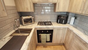 Dishwasher, cookware/dishes/utensils - Bee Hive Hut (King's Lynn)