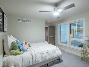 Unclassified image, 5 of 18, button - Fallbrook 6-bedroom townhome minutes away from Stadium and Haymarket. (Lincoln)