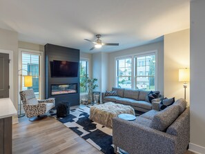 Unclassified image, 3 of 18, button - Fallbrook 6-bedroom townhome minutes away from Stadium and Haymarket. (Lincoln)