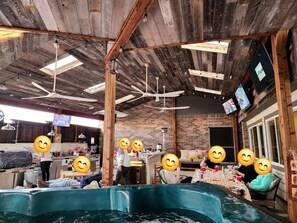 Um interior rústico com piscina, teto de madeira e um espaço de bar.
