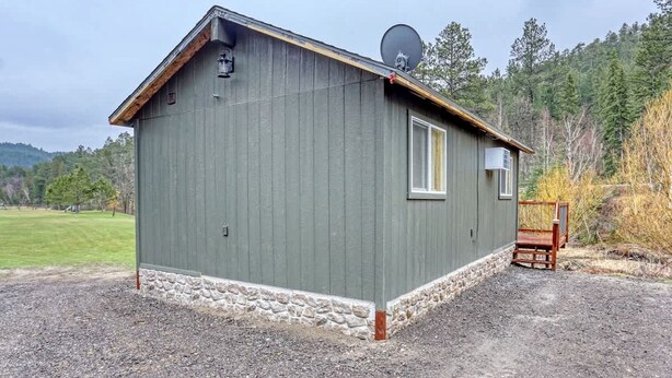 Yhden kerroksen rakennus, jossa on harjakatto, satelliittiantenni ja pieni ikkuna.